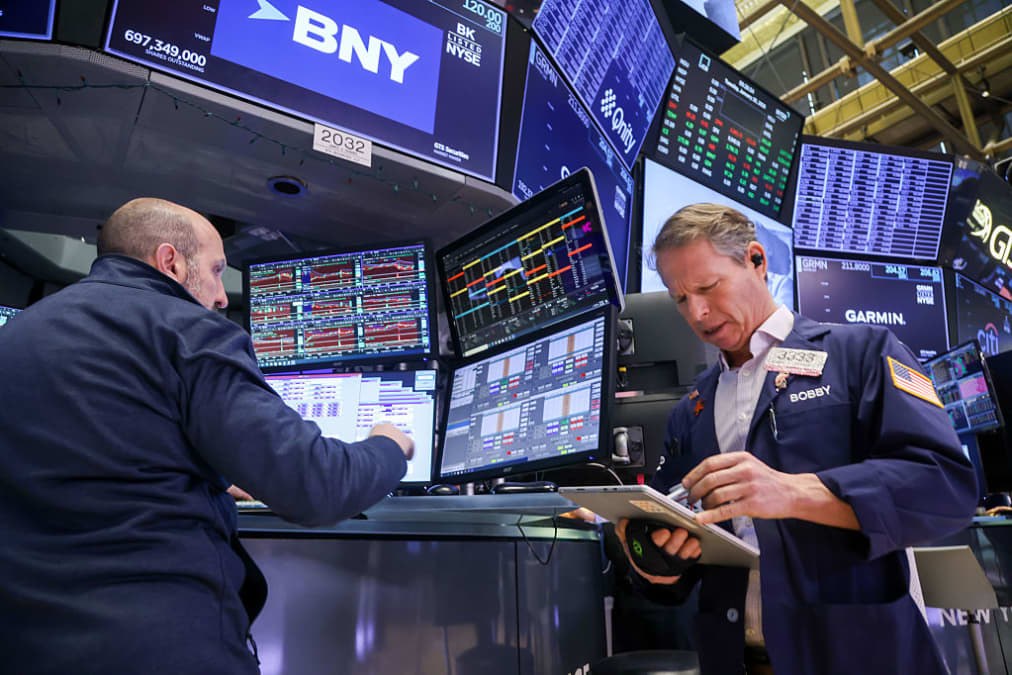 10-year Treasury yield tumbles below 5% to lowest level in nearly a month