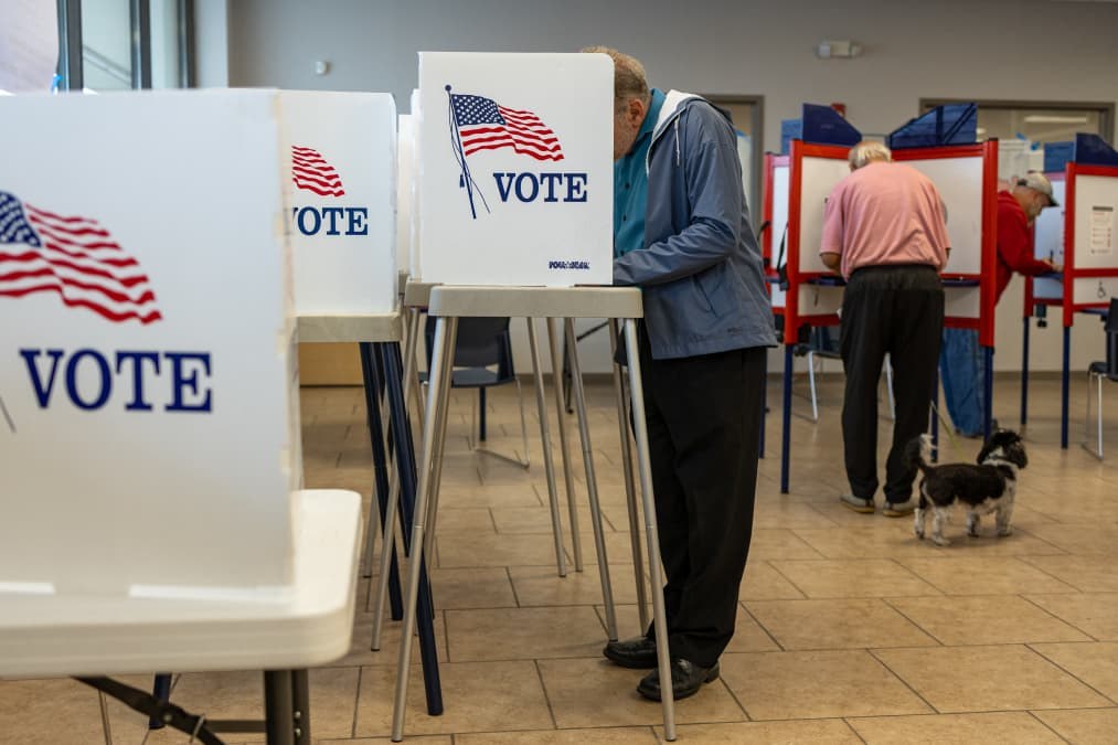 Corruption is voters' top issue ahead of midterm election, CNBC survey shows