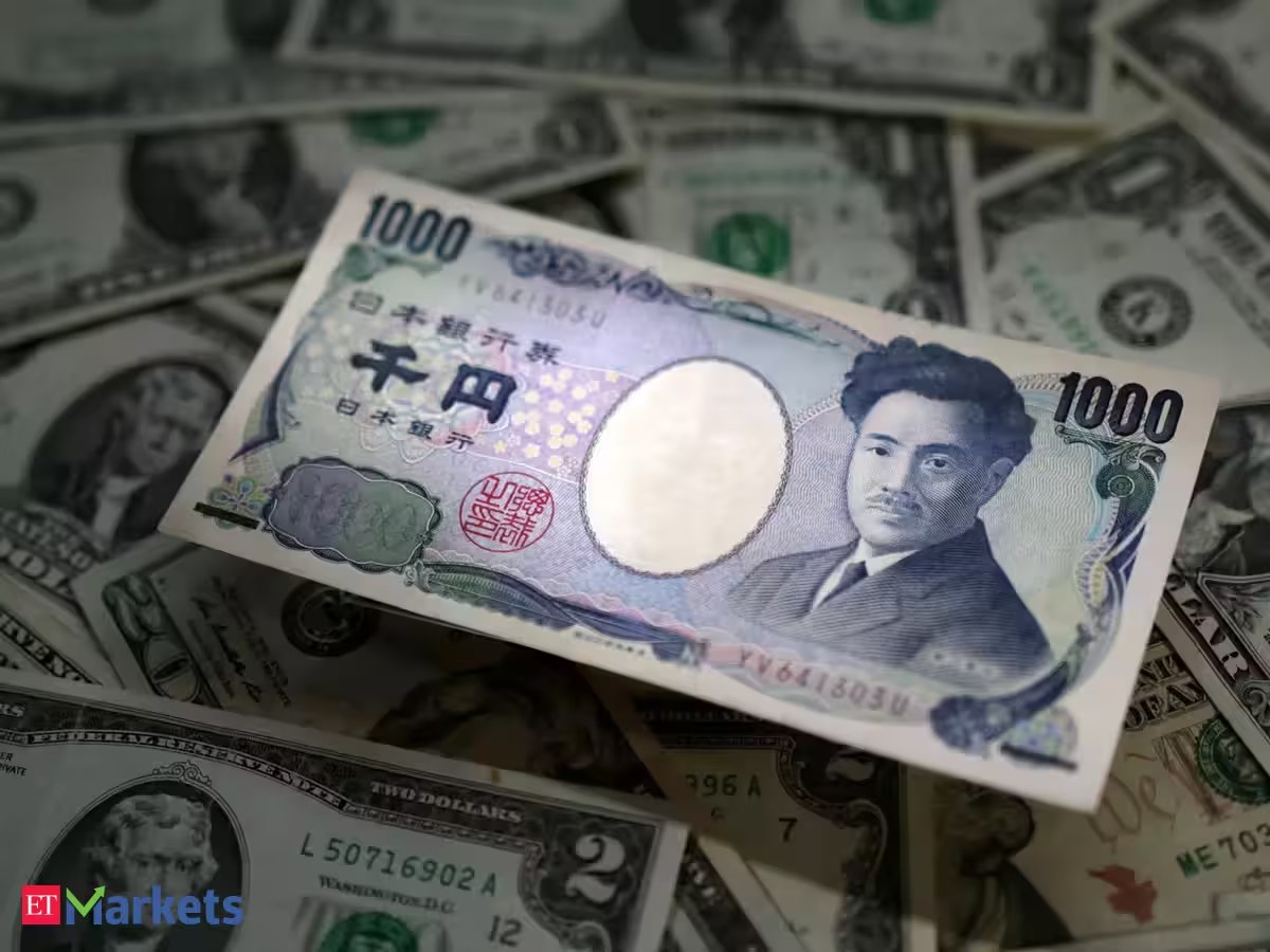 Dollar hits 2-week high a day ahead of Fed decision, euro slips on French worries