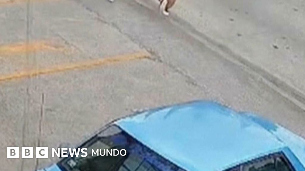 El momento en que un hombre salva a una niña pequeña de ser atropellada a la salida del supermercado en México