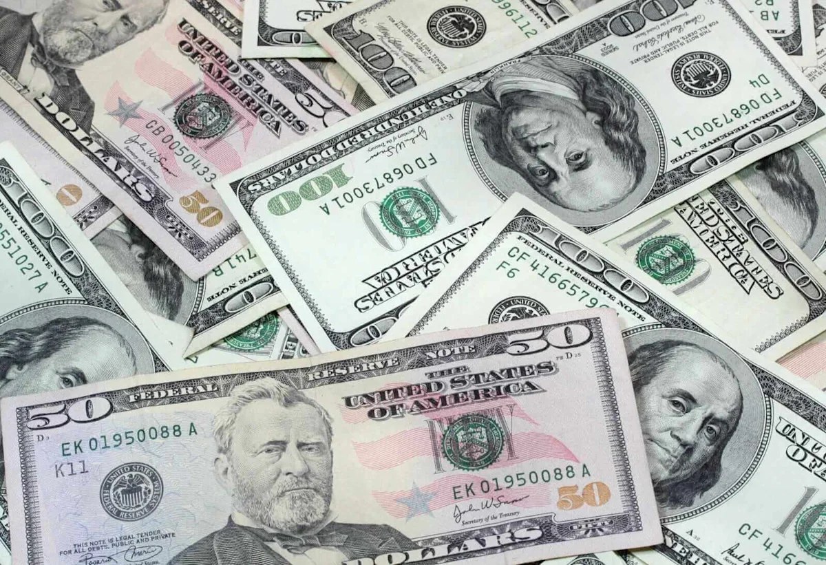 Dollar Finds Support on Higher T-Note Yields