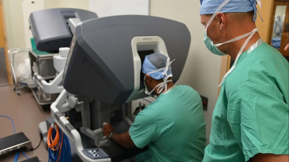 The Robotic Surgery Leader: Intuitive Surgical Slides Further But One Wall Street Bull Pegs Returns at 85%