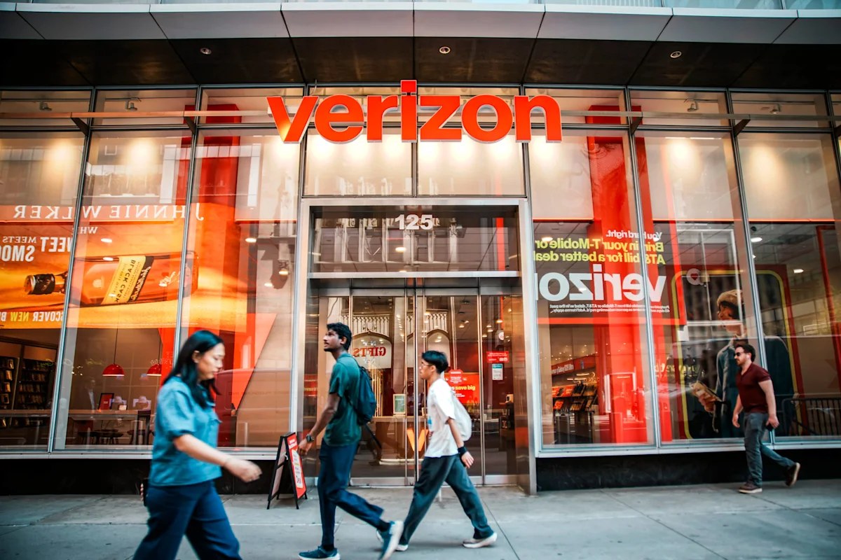 AT&T stands to gain as Verizon loses a customer related battle