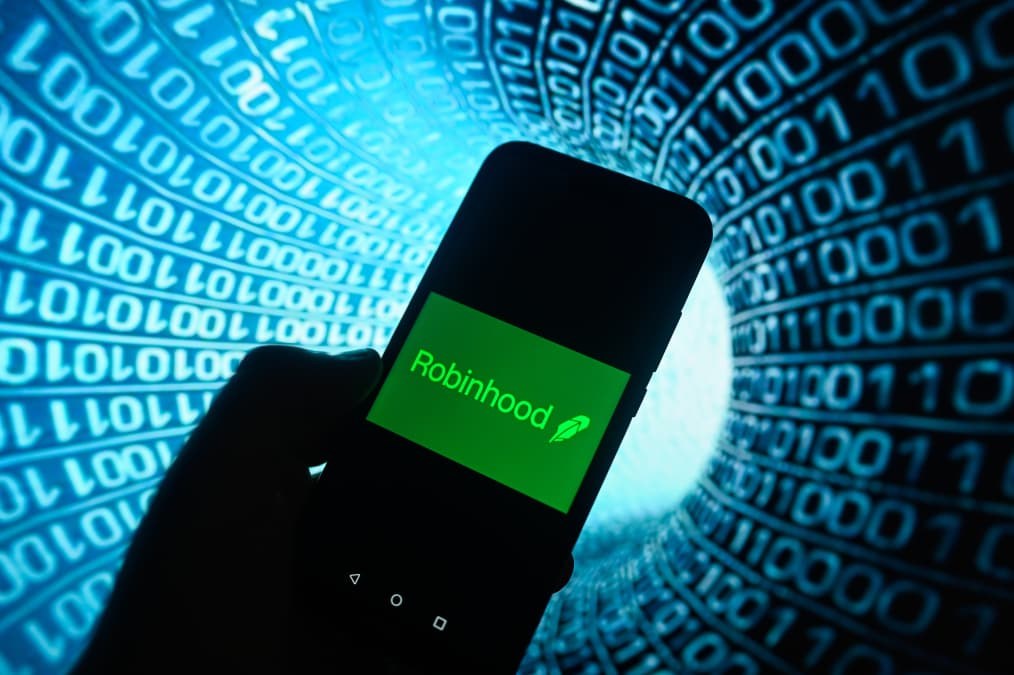 Robinhood shares fall 4% as crypto slump weighs on profits, offsetting gains in new businesses