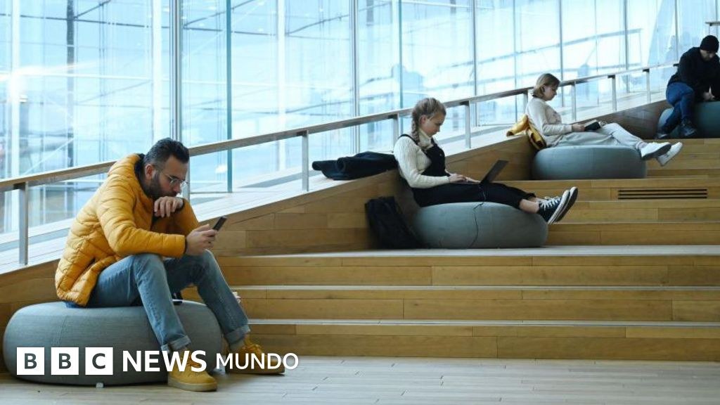 "El Estado de bienestar en un edificio": por qué son tan importantes las bibliotecas en Finlandia (y no solo para prestar libros)