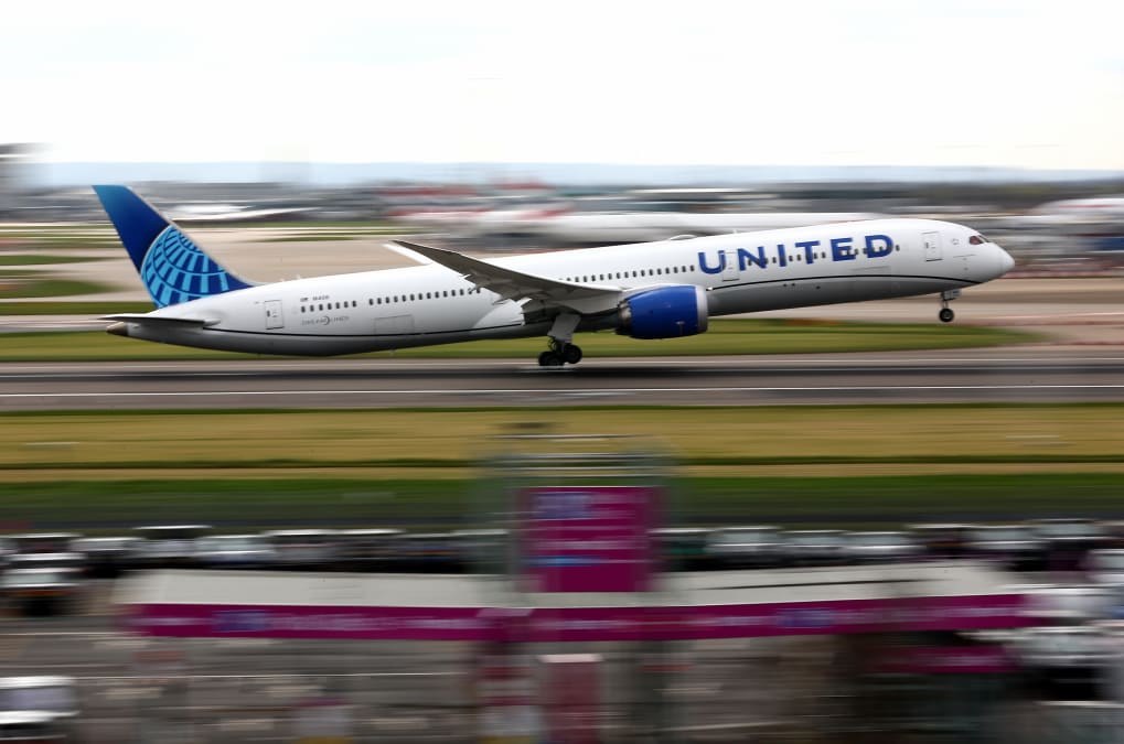 United Airlines slashes 2026 profit outlook on fuel prices, but travelers keep booking despite higher fares